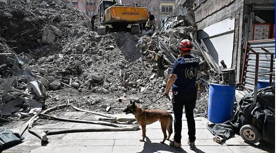 Ankara'da istinat duvarı çöktü. Bir işçi enkaz altında 23